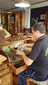 In Kleinbetrieben werden auf La Palma Zigarren gerollt