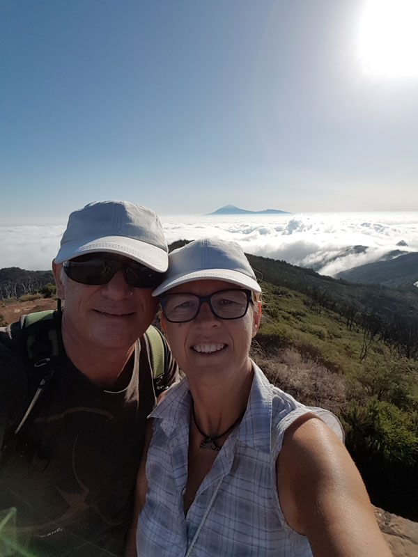 Selfie auf dem Alto Garajonay mit dem Teide im Hintergrund