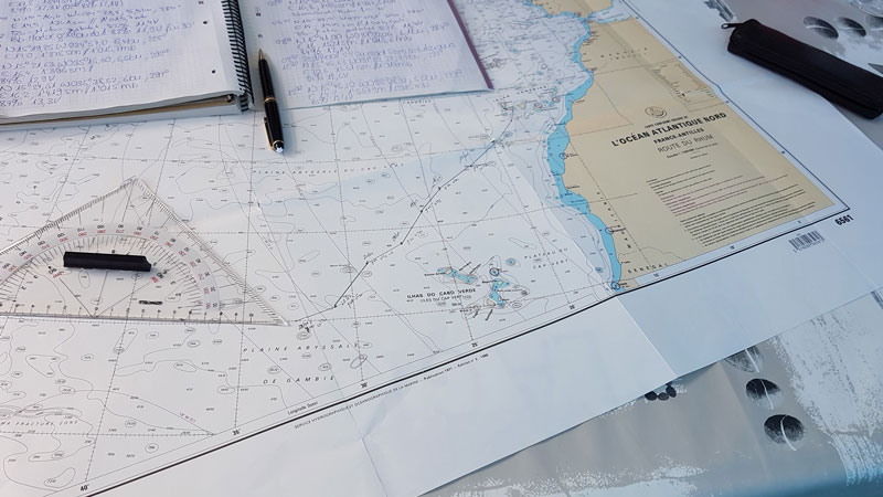 Logbuch und Seekarte auf der Atlantiküberquerung