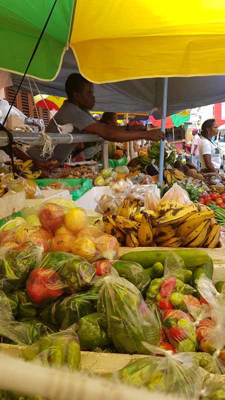Markt in Saint George's mit einem vielfältigen Angebot an frischen Früchten und frischem Gemüse