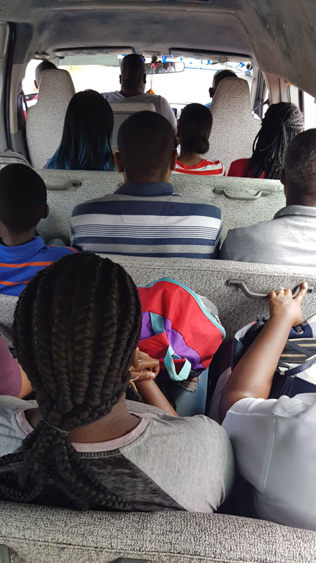 Man kommst sich Nahe beim Busfahren auf Grenada