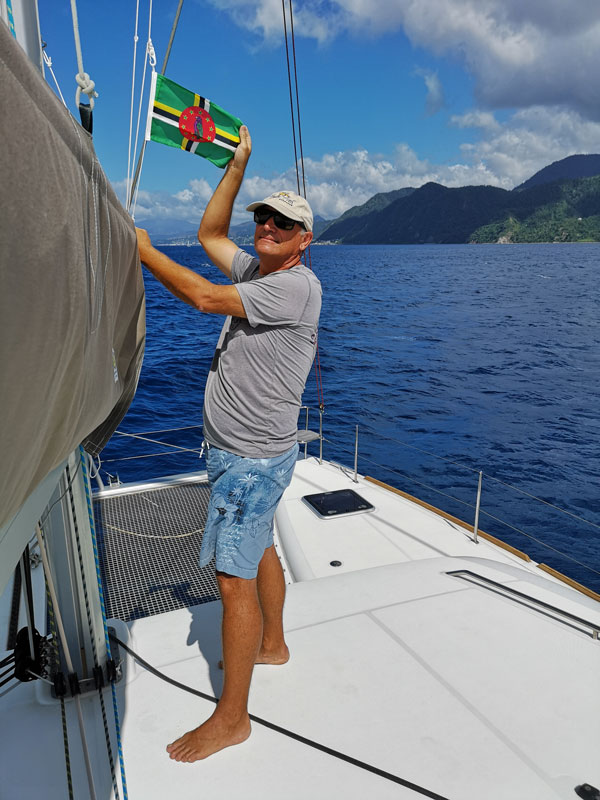 Die Gastlandflagge von Dominica wird gesetzt. Niemand ahnt, dass es bald umschlagen wird.