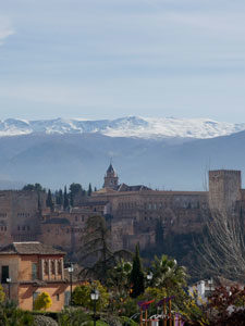Die Alhambra mit der schneebedeckten Sierra Nevada im Hintergrund