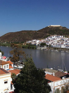 Alcoutim (Portugal) und San Lucar (Spanien) am Guadiana gelegen