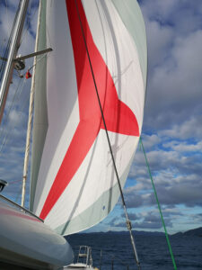 Unter Gennaker segeln wir entlang Tortola
