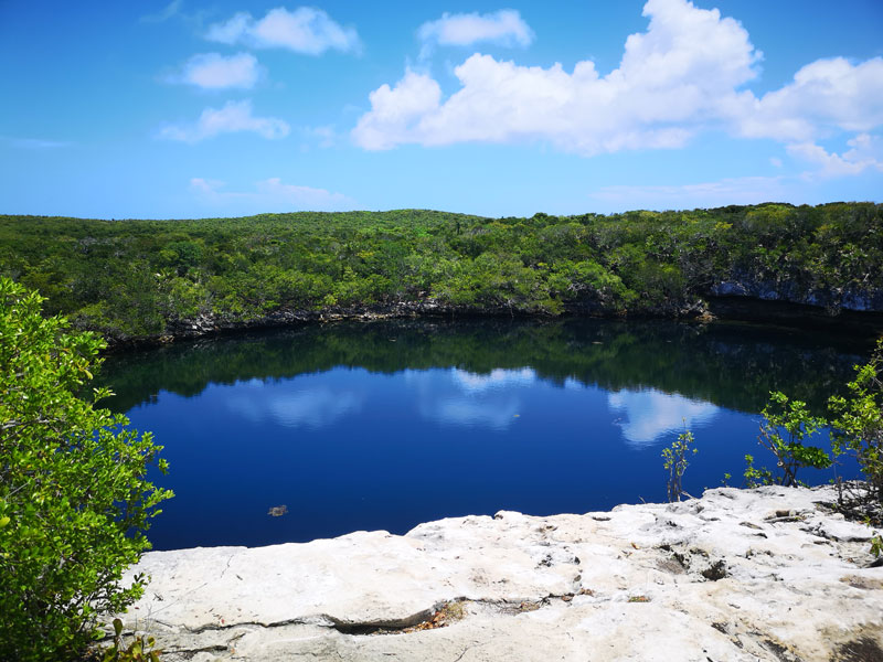 Blue Hole im Innern der Insel - Hoffman's Cay