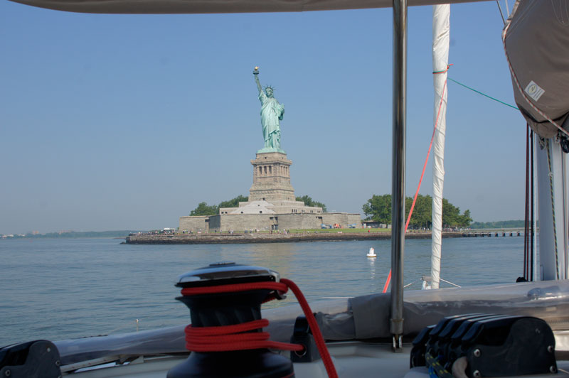 Mit der Glückszahl 7 im Doppelpack vor der Statue of Liberty
