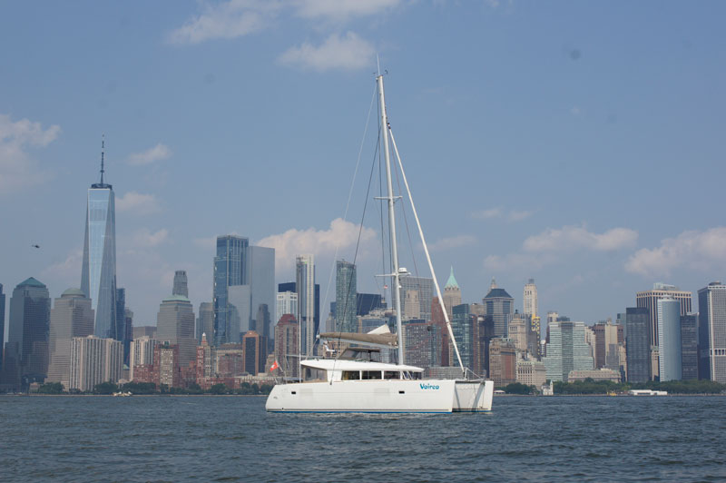 Vairea vor Anker in New York Harbor mit der Glückszahl 7 im Doppelpack