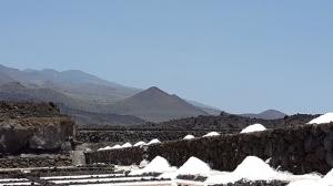 Blick von den Salinen hinauf in die Vulkanlandschaft